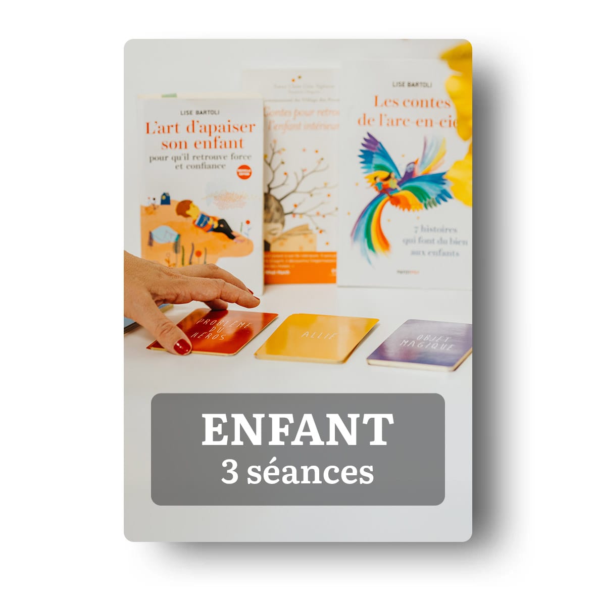 Cartes colorées et livres pour enfants sur la table d’une séance d’art-thérapie – Pack 3 séances pour enfants.