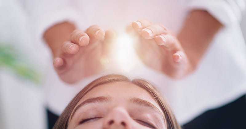 Séance d’hypnose symbolisant la détente et l’apaisement mental