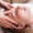 Séance d’hypnose thérapeutique relaxante en cabinet, femme allongée les yeux fermés, accompagnée avec douceur