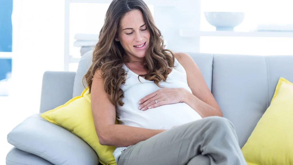 hypnose périnatale bordeaux femme enceinte détente canapé préparation accouchement