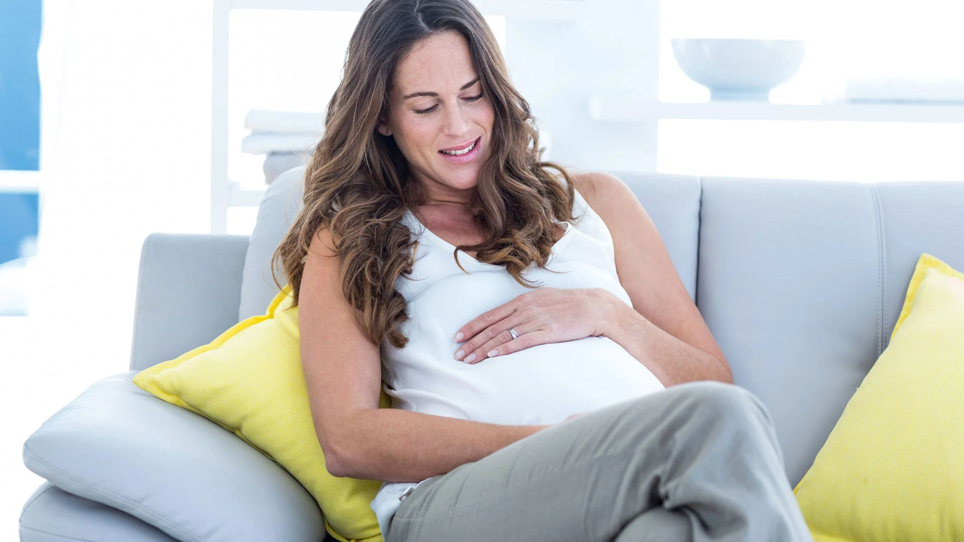 hypnose périnatale bordeaux femme enceinte détente canapé préparation accouchement